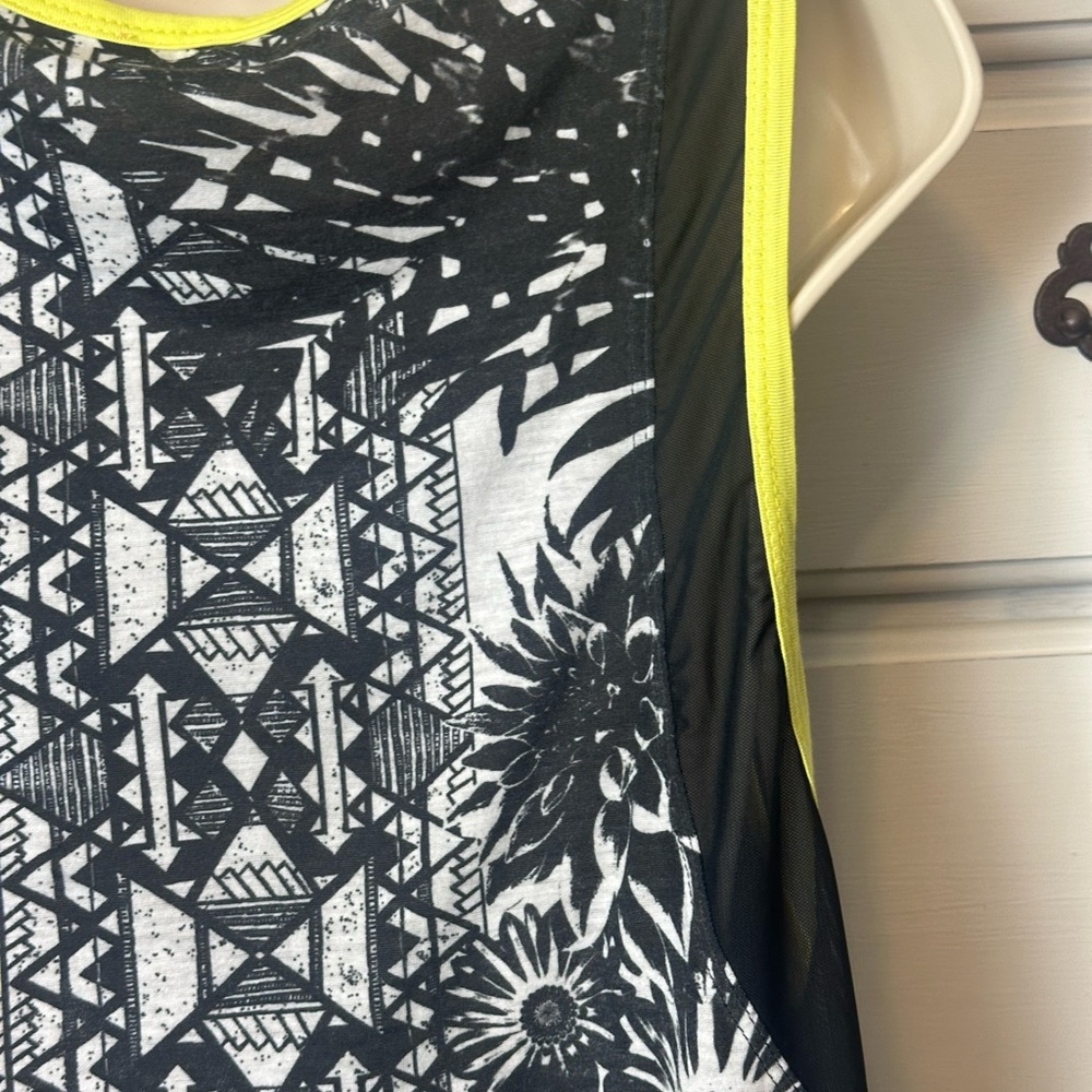 Abstract Print‎ Tank Top - Picture 4 of 9